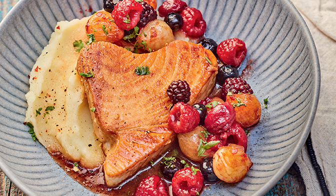 Thon tataki déglacé au vinaigre et aux fruits rouges