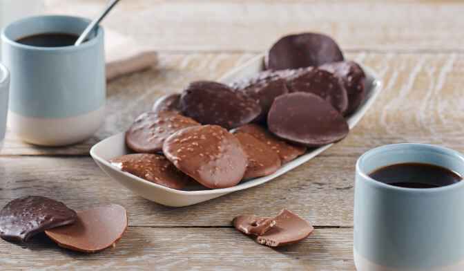 Tuiles chocolat noir et lait aux éclats de noisettes