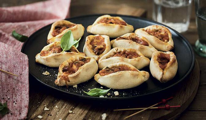 Petites barquettes à la parmesane tomate, aubergine grillée, mozzarella