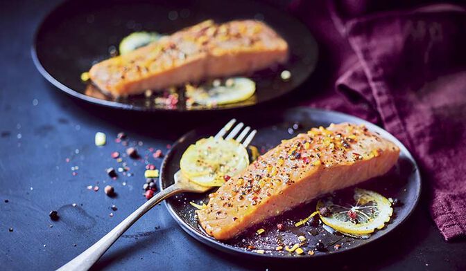 2 pavés de saumon mariné aromatisé au poivre et au citron