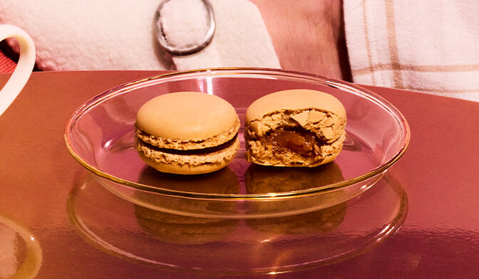 2 macarons caramel — vue 3