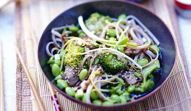 Poêlée de soba au sésame, brocolis et edamame