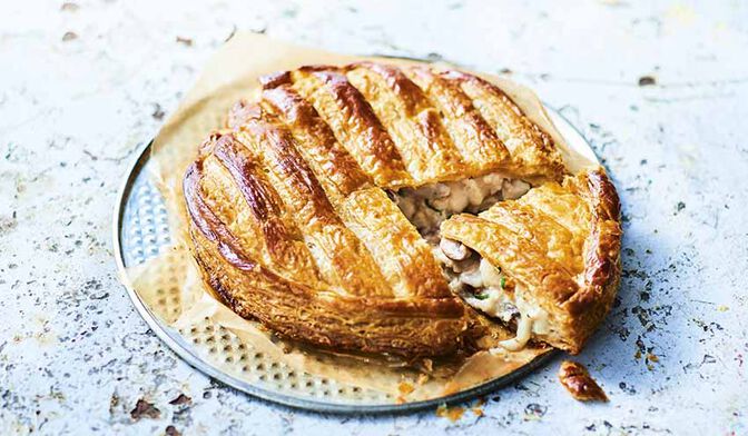 Tourte noix de Saint-Jacques et colin d'Alaska, à la crème et au vin