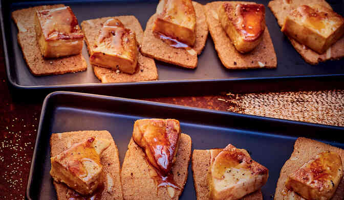 Feuillets aux amandes, foie gras et réduction de vinaigre