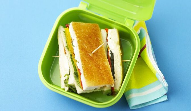 Sandwich feta et légumes grillés