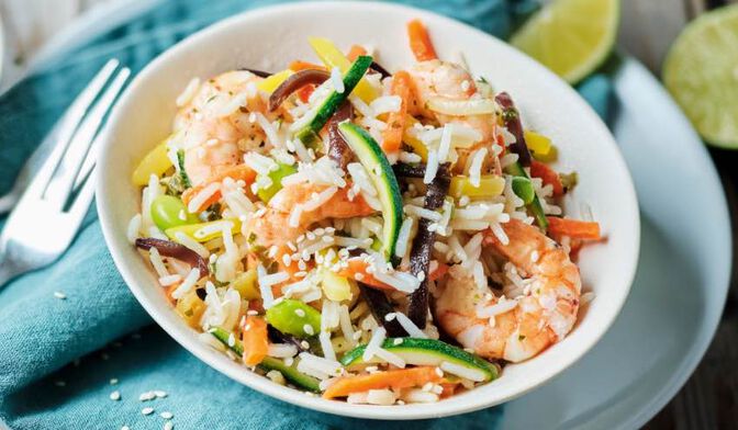 Crevettes et riz sauté aux légumes à l'asiatique