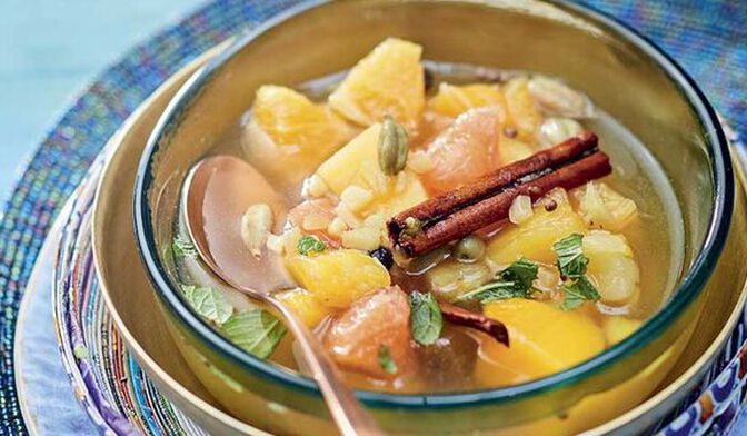 Fruits exotiques infusés façon tchai indien aux épices douces et amandes caramélisées