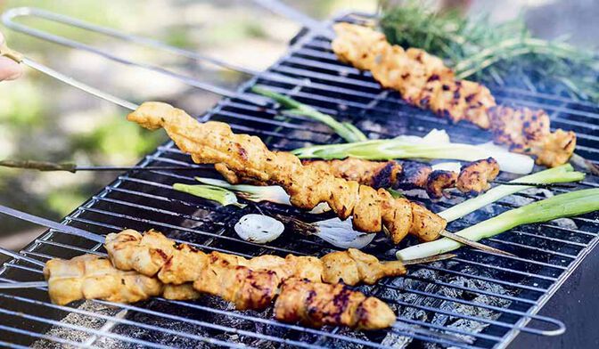 Brochettes de poulet grillé mariné aux herbes, citron et moutarde