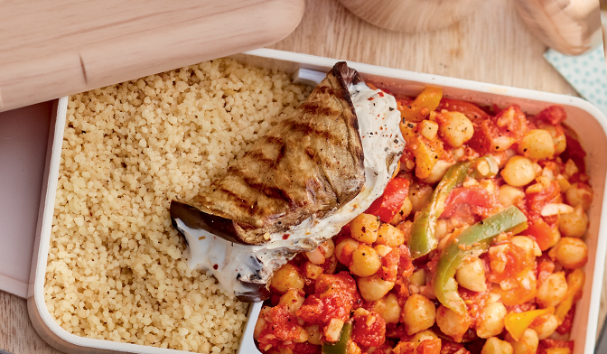 Mijoté de pois chiche, aubergine grillée roulée au yaourt grec