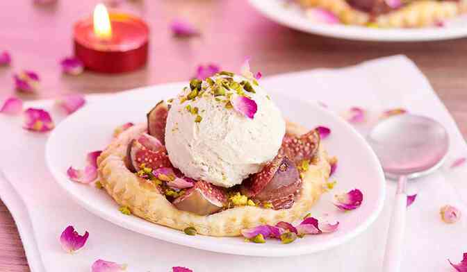 Tartelettes aux figues, pistaches et roses