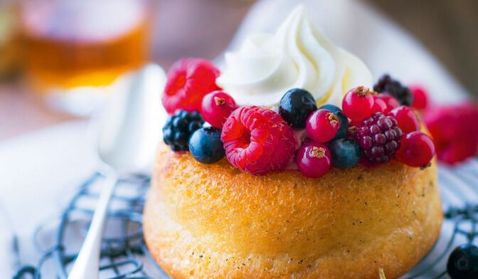 Petits babas au rhum crème au lemon curd et fruits rouges