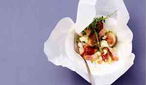 Papillote de figue et chèvre au thym, miel et lardons