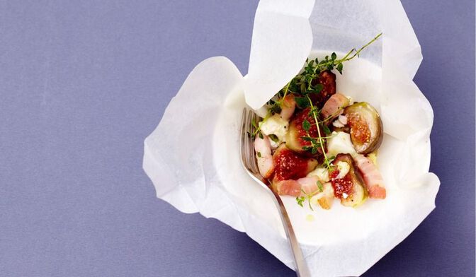 Papillote de figue et chèvre au thym, miel et lardons