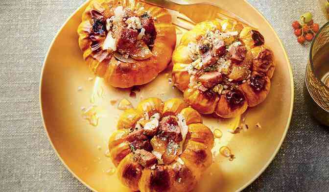 Mini-courges farcies au foie gras, abricots secs et herbes