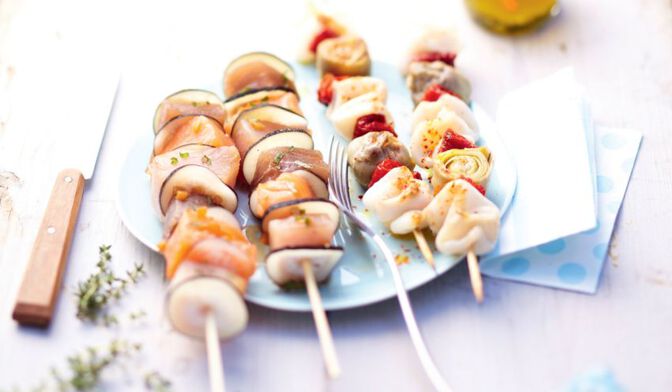 Brochettes de blancs de calmars aux tomates séchées et petits artichauts