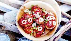 Tartines espagnoles de pain à la tomate, chorizo et petits calmars