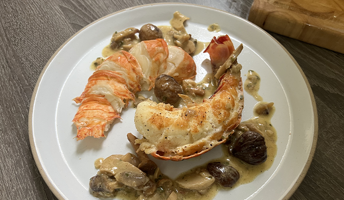 Langouste flambée au cognac, champignons et marrons à la crème