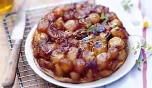 Tatin de petits oignons blancs