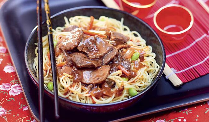 Bœuf aux oignons et nouilles chinoises aux légumes
