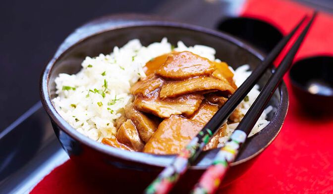 Porc au caramel et riz à la coriandre