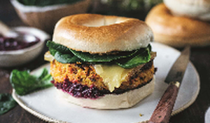 Burger de carotte et pois chiches, ketchup de betterave, et comté