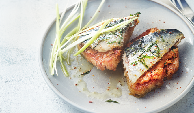 Sardines grillées sur toasts de purée de poivrons et menthe fraîche par Thierry Marx