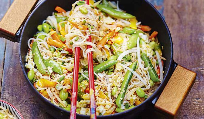 Recette nouilles chinoise sautées aux légumes. dîner express facile et  rapide 