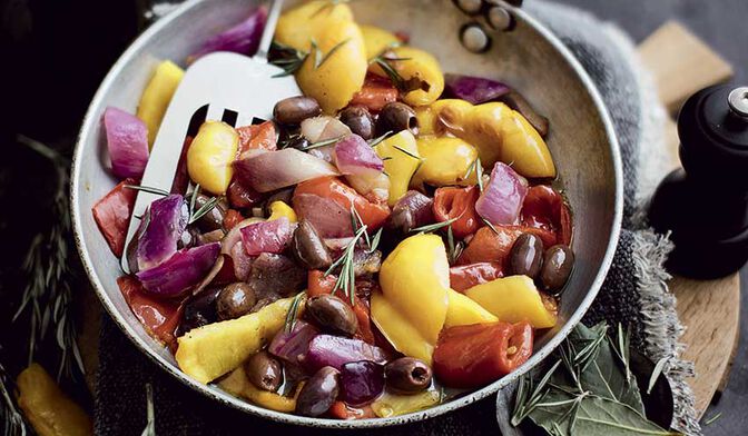 Poivrons grillés, oignons rouges grillés et olives kalamata