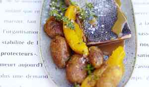 Saumon mi-cuit à la mangue, sauce acidulée