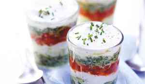 Verrine de tomate glacée, pesto, crème d'épinards et ricotta