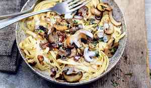 Fettucine crémeuses aux champignons de Paris, noisettes et persil