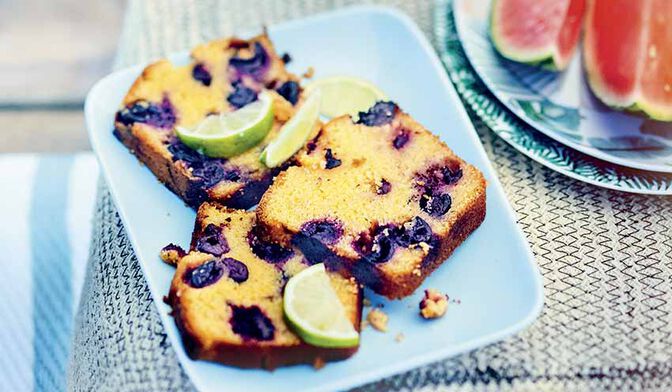 Cake de polenta au citron et cerises noires