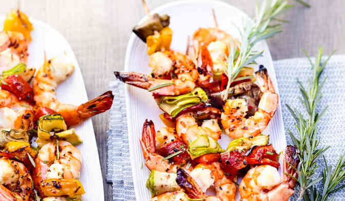 Brochettes de crevettes et légumes au romarin, sauce olive