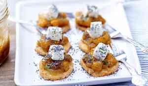 Sablés au parmesan, compotée de mangue et cubes de fromage frais