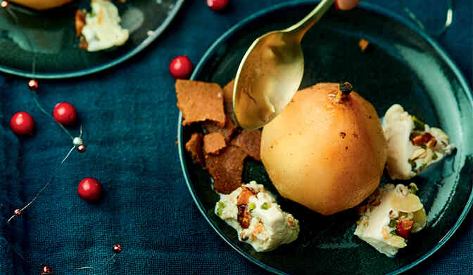 Poires pochées à la vanille et au nougat glacé