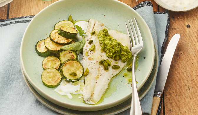 Filet de bar, pesto de pistache et courgettes snackées