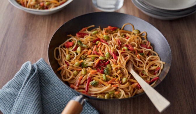 Poêlé de nouilles chinoise à la sauce de soja pour 2 personnes - Recettes -  Elle à Table