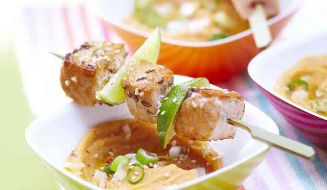 Brochettes de saumon mariné