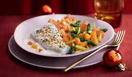 Cabillaud en cro&ucirc;te de noisettes, &eacute;cras&eacute; de patate douce, l&eacute;gumes