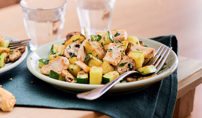 Poêlée de pommes de terre, courgettes, champignons et poulet