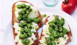 Bruschetta aux fèves - pistou de basilic, carpaccio de pecorino poivré de Sicile