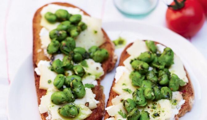 Bruschetta aux fèves - pistou de basilic, carpaccio de pecorino poivré de Sicile