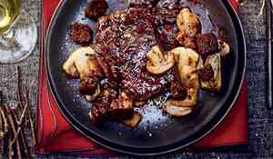 Pavé de cerf et confit d’oignon au chocolat