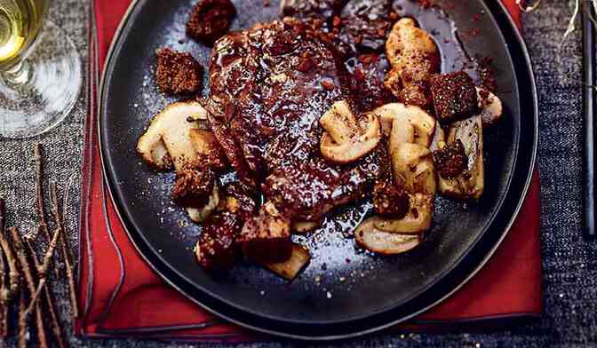 Pavé de cerf et confit d’oignon au chocolat