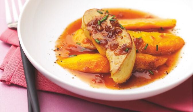 Escalopes de foie gras poêlées aux mangues, jus de porto et vinaigre balsamique