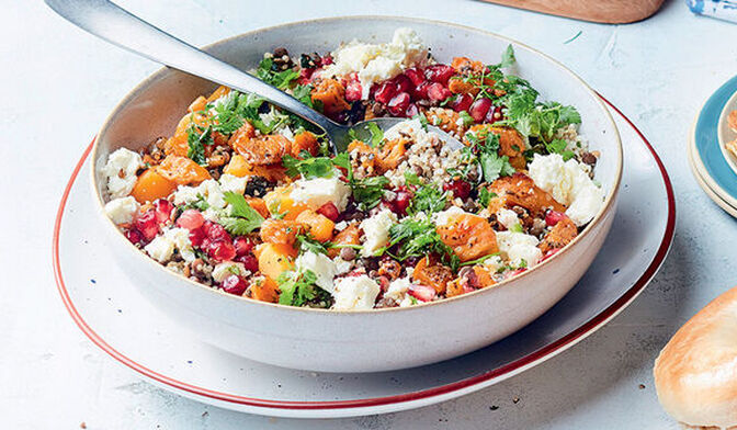 Salade lentille-quinoa, patate douce rôtie aux herbes et dukkah, grenade et feta