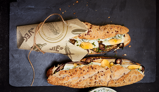 Baguette levantine aubergine, houmous, œuf et yaourt aux herbes