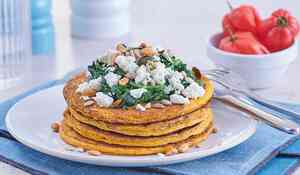 Pancakes à la purée de carotte, potiron, patate douce, topping feta-épinard