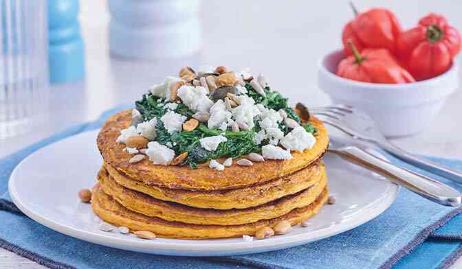 Pancakes à la purée de carotte, potiron, patate douce, topping feta-épinard