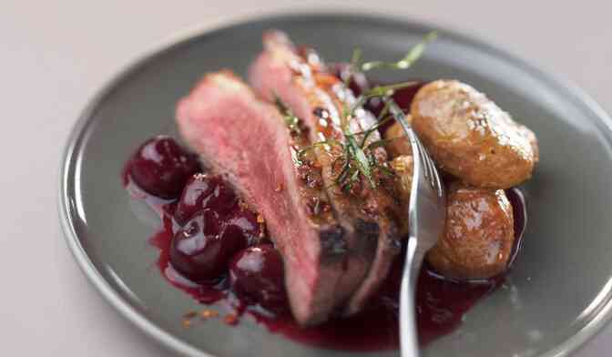 Magret de canard aux griottes